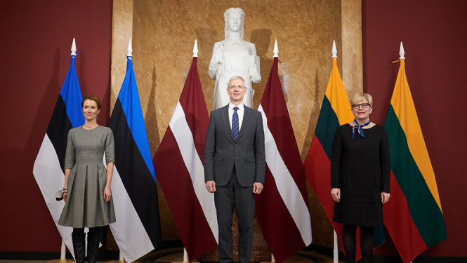 Baltijas valstu premjerministri kopīgajā foto Ministru kabinetā