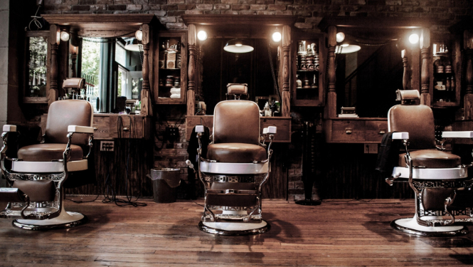 Frizētava ar krēsliem un spoguļiem