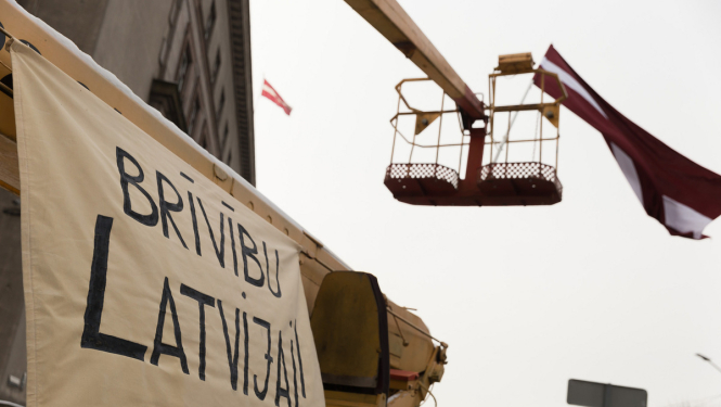 Barikāžu instalācija pie Ministru kabineta