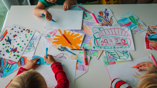 ilustratīvs attēls: bērni zīmē; avots: 123rf.com