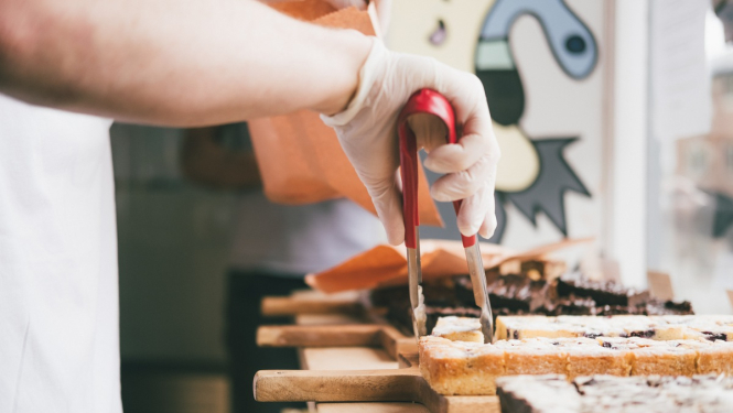 Ārkārtējās situācijas laikā sabiedriskās ēdināšanas uzņēmumi var tikai izsniegt ēdienu līdzņemšanai