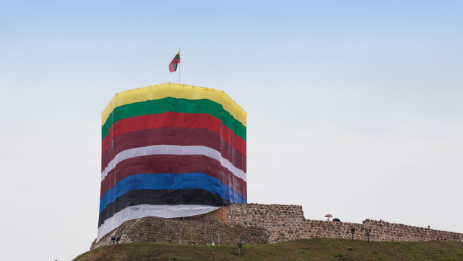 flags-around-the-gediminas-tower