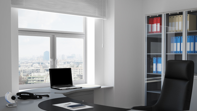 Biroja telpa ar rakstāmgaldu, krēslu, plauktu