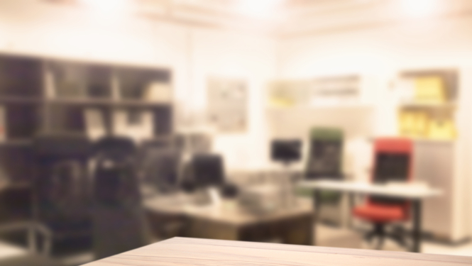 Tukšs galds birojā