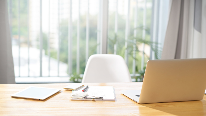 Biroja telpa ar galdu un krēslu