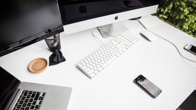 ilustratīvs attēls: datori uz galda; avots: unsplash.com