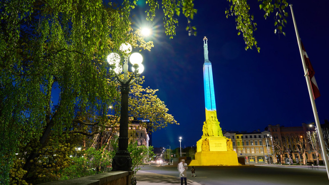 Brīvības piemineklis izgaismots Ukrainas karoga krāsās
