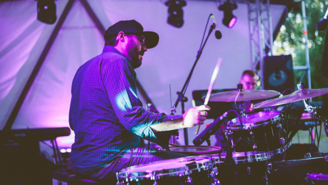 Mūziķis, kas spēlē bungas