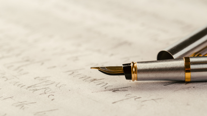 Pildspalva uz papīra, kas aprakstīts