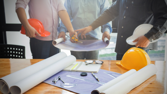 Arhitekti skatās būvniecības projektu