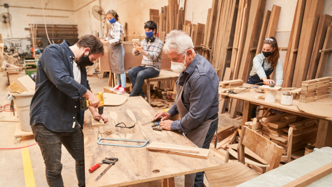 Cilvēki maskās strādā ar koku