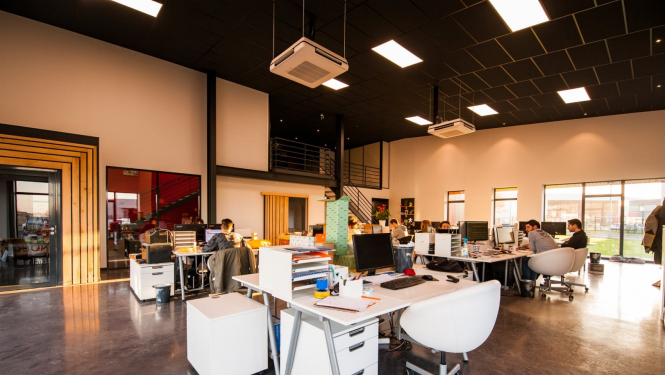 Ofisa telpas ar darbiniekiem