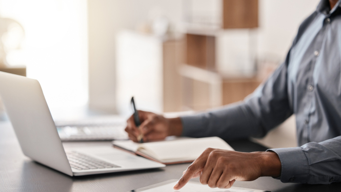 Cilvēks strādā pie galda birojā