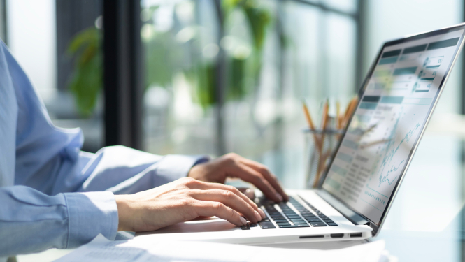 Cilvēka rokas raksta uz klēpjdatora