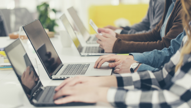 Cilvēki raksta uz datora