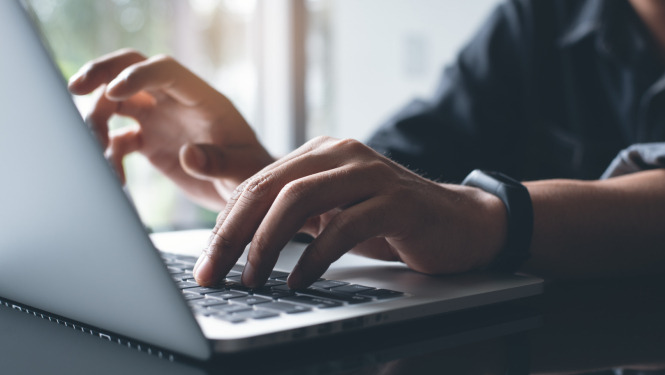 Cilvēks izmanto klēpjdatoru