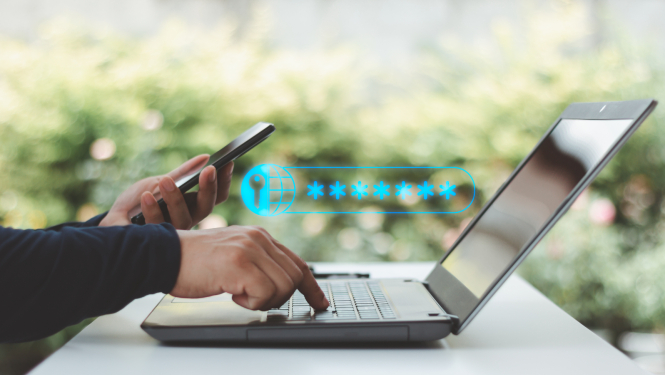 Cilvēks ievada paroli klēpjdatorā