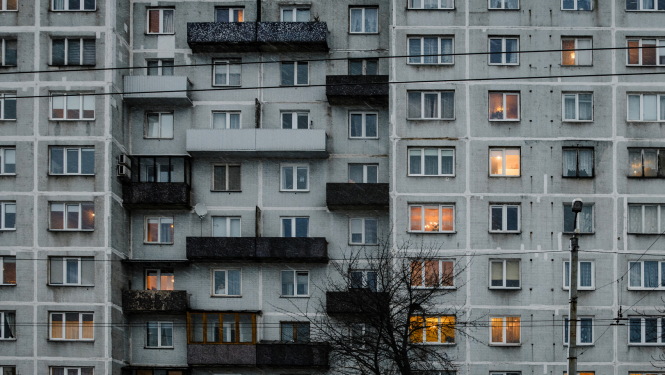 Daudzdzīvokļu nama fasāde