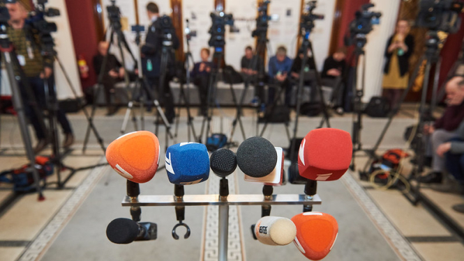 ilustratīvs attēls: dažādu mediju mikrofoni statīvā; avots: Valsts kanceleja