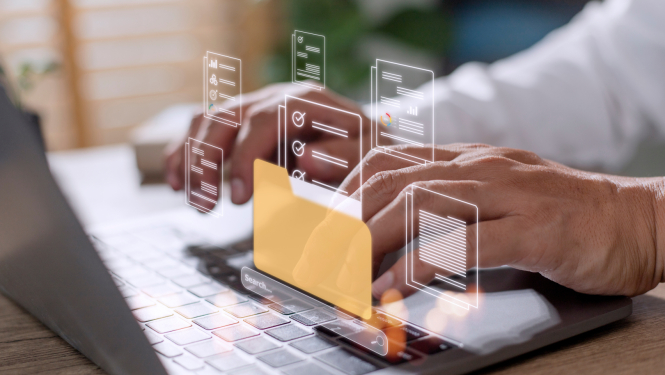 Cilvēks strādā pie klēpjdatora, kura tastatūras priekšā projicējas digitālas failu pārvaldības saskarne. Redzama dzeltena mape un apkārt tai caurspīdīgas dokumentu ikonas. Tas simbolizē datu meklēšanu un sakārtošanu digitālā vidē.