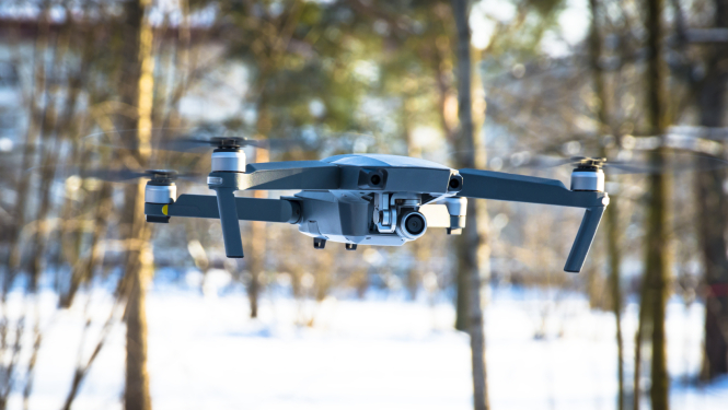 Drons uz ziemīga fona