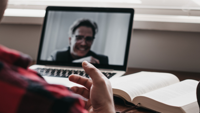 Vīrietis datora ekrānā