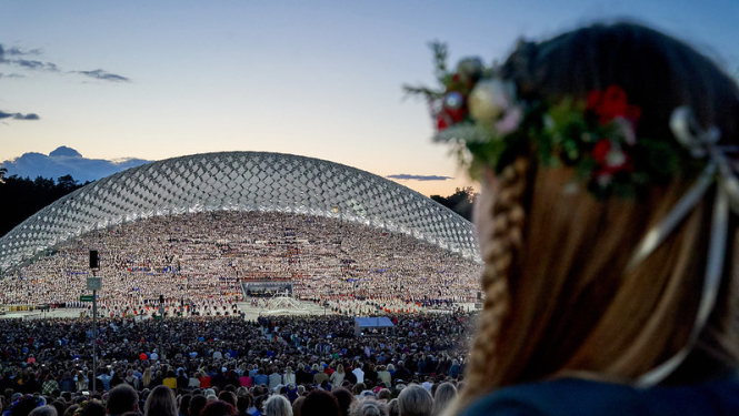 Skats uz estrādi Mežaparkā, kur notiek Vispārējo latviešu dziesmu un deju svētki. 
