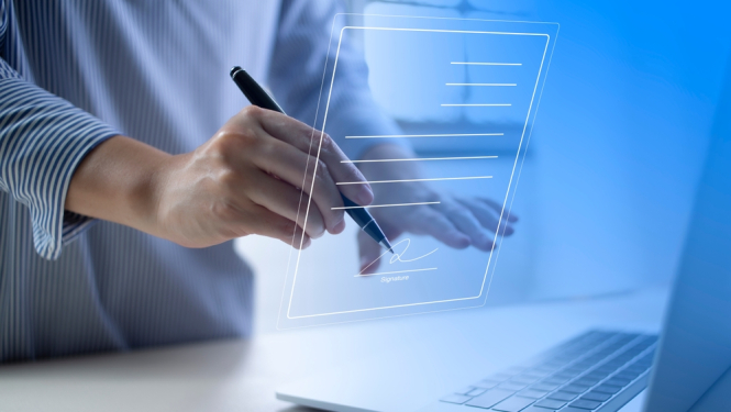 Cilvēks elektroniski paraksta dokumentu