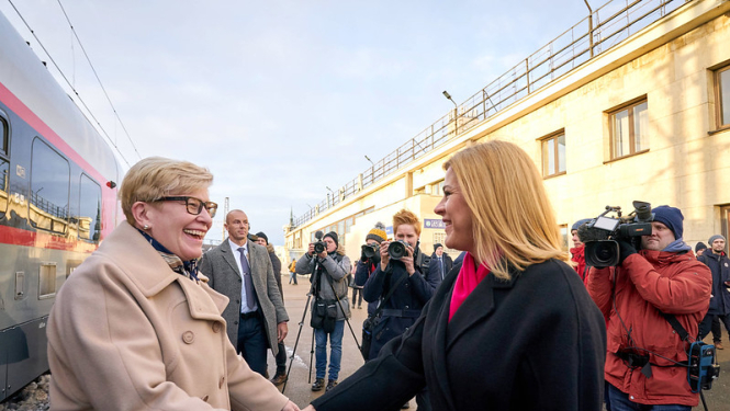 E.Siliņa un I.Šimonīte Rīgas dzelzceļa stacijā