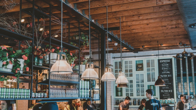 Kafejnīcas iekštelpas ar cilvēkiem