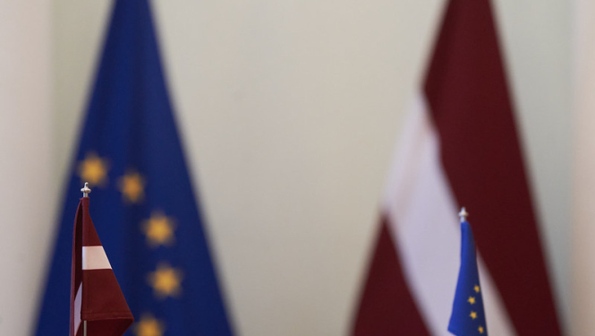 Eiropas Savienības un Latvijas karogi