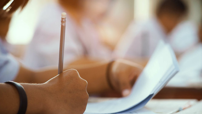 Skolēns pilda eksāmena uzdevumu