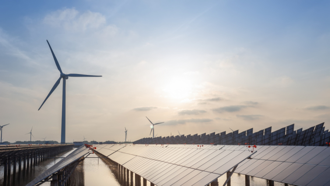 Vēja turbīnas, saules paneļi