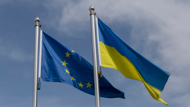 Eiropas Savienības un Ukrainas karogi