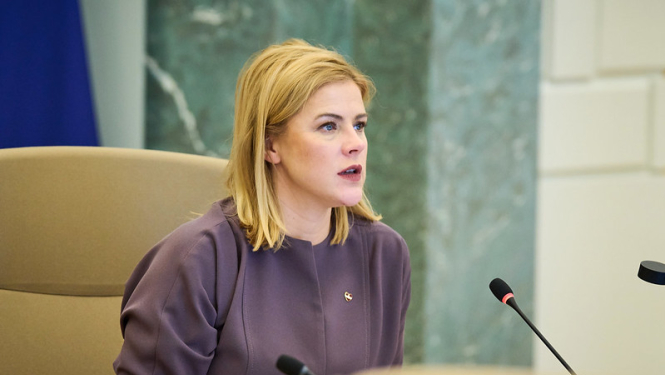 Ministru prezidente Evika Siliņa pie galda Ministru kabineta sēžu zālē