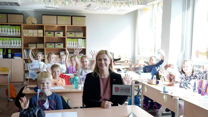 Skolas klase, bērni un Ministru prezidente Evika Siliņa