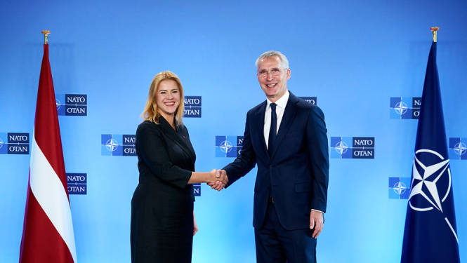Ministru prezidente Evika Siliņa sarokojas ar NATO ģenerālsekretāru Jensu Stoltenbergu