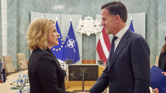 Evika Siliņa un Marks Rute sarokojas Ministru kabinetā