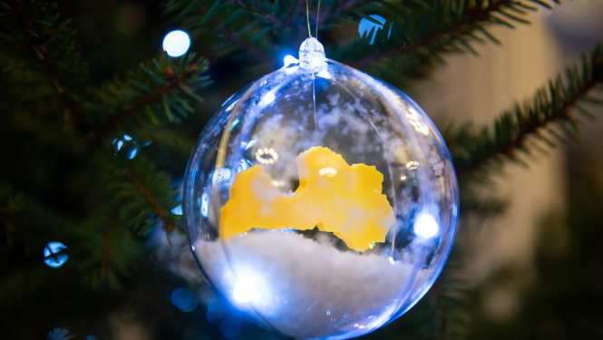 Valdības namā atklāta Ziemassvētku egle ar 3D drukas tehnoloģijās veidotiem rotājumiem