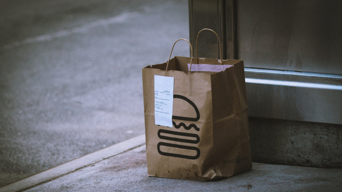 Brīvdienu mājsēdes laikā saīsināts sabiedriskās ēdināšanas un citu pakalpojumu klātienes darba laiks