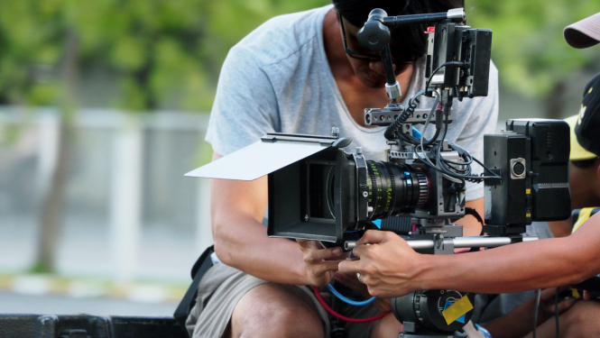 Divi vīrieši strādā ar filmu kameru