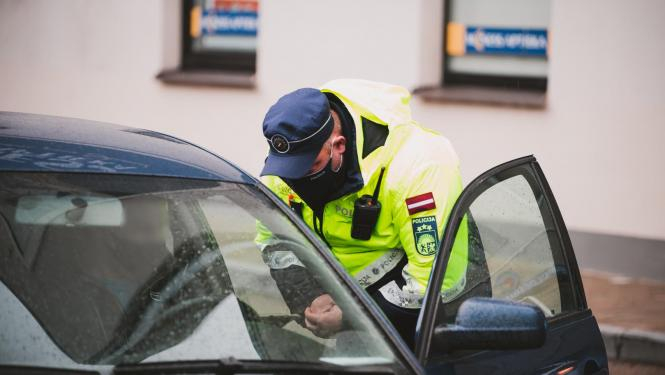 Policists pieliecies pie mašīnas šofera