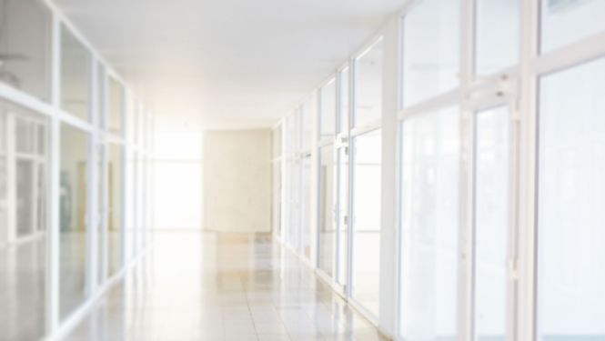 Gaišs gaitenis biroja ēkā