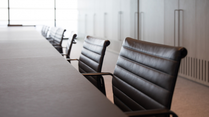 Vairāki krēsli pie gara galda