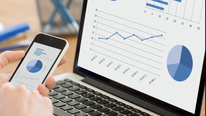Datorā un telefonā attēloti dažādi grafiki.