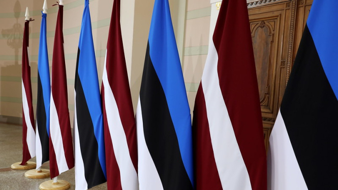 Latvijas un Igaunijas karogi