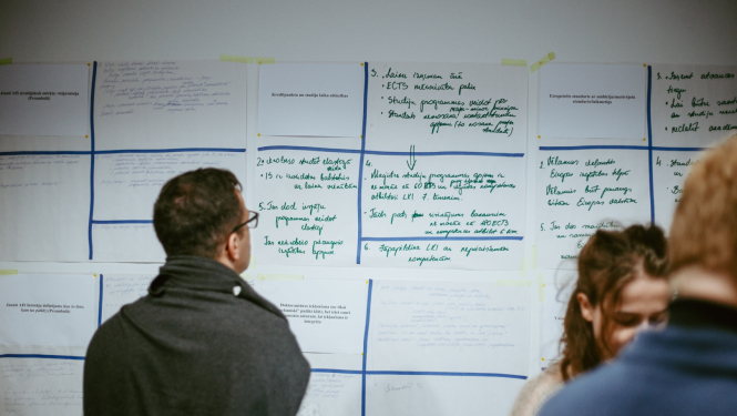 Izglītības un zinātnes ministrijas darbinieki  Inovācijas laboratorijā - notiek ideju sprints. 