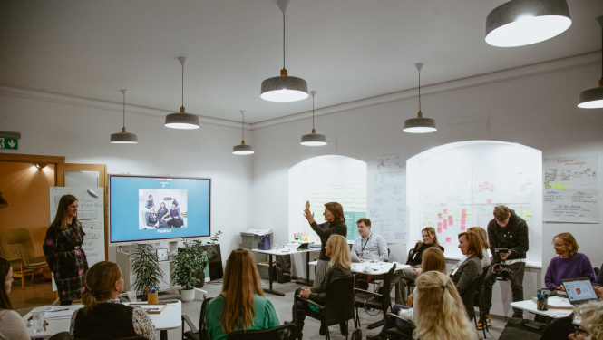 Valsts ieņēmumu dienesta (VID) pārstāvji  koprades dizaina darbnīcā Valsts kancelejas Inovācijas laboratorijā