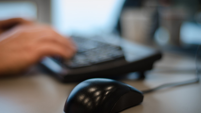 Sieviete lieto datoru ar peli