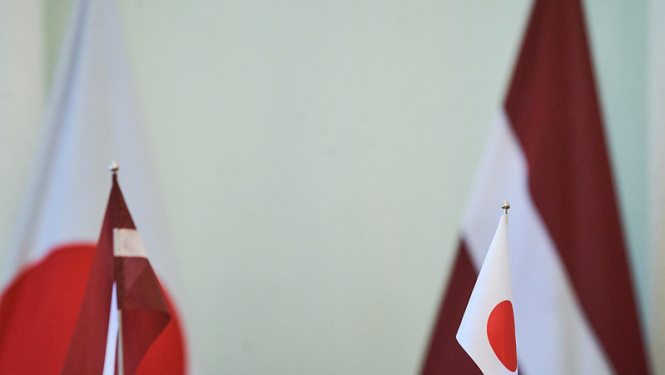 Japānas un Latvijas karogi